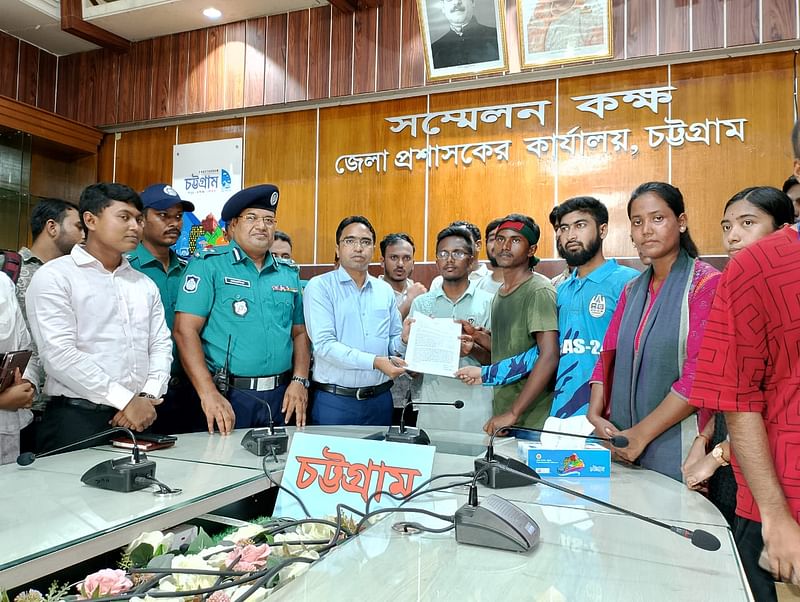 কোটা সংস্কারে সংসদের বিশেষ অধিবেশন ডেকে বিল পাসের জন্য ভারপ্রপ্ত জেলা প্রশাকের মাধ্যমে রাষ্ট্রপতিকে স্মারকলিপি দেন আন্দোলনরত শিক্ষার্থীরা। আজ দুপুরে চট্টগ্রামের জেলা প্রশাসকের কার্যালয়ে।